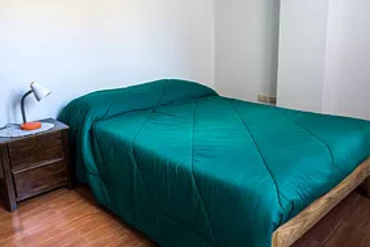 Schreibtisch, Verdunkelungsvorhänge, Bügeleisen/Bügelbrett