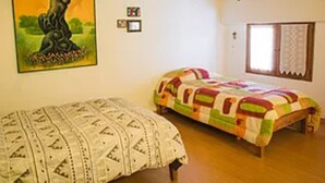 Ein Schlafzimmer mit einem Bett, einem Gemälde und einem Fenster.