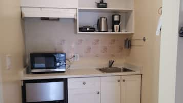 Room, 1 Queen Bed, Non Smoking | Private kitchen