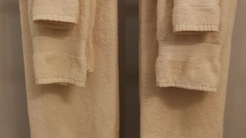 家庭雙人房, 2 張加大雙人床, 非吸煙房 | 浴室 | 淋浴/浴缸二合一、毛巾