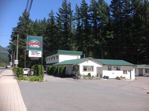 Front of property - Coquihalla Motel (Hope)