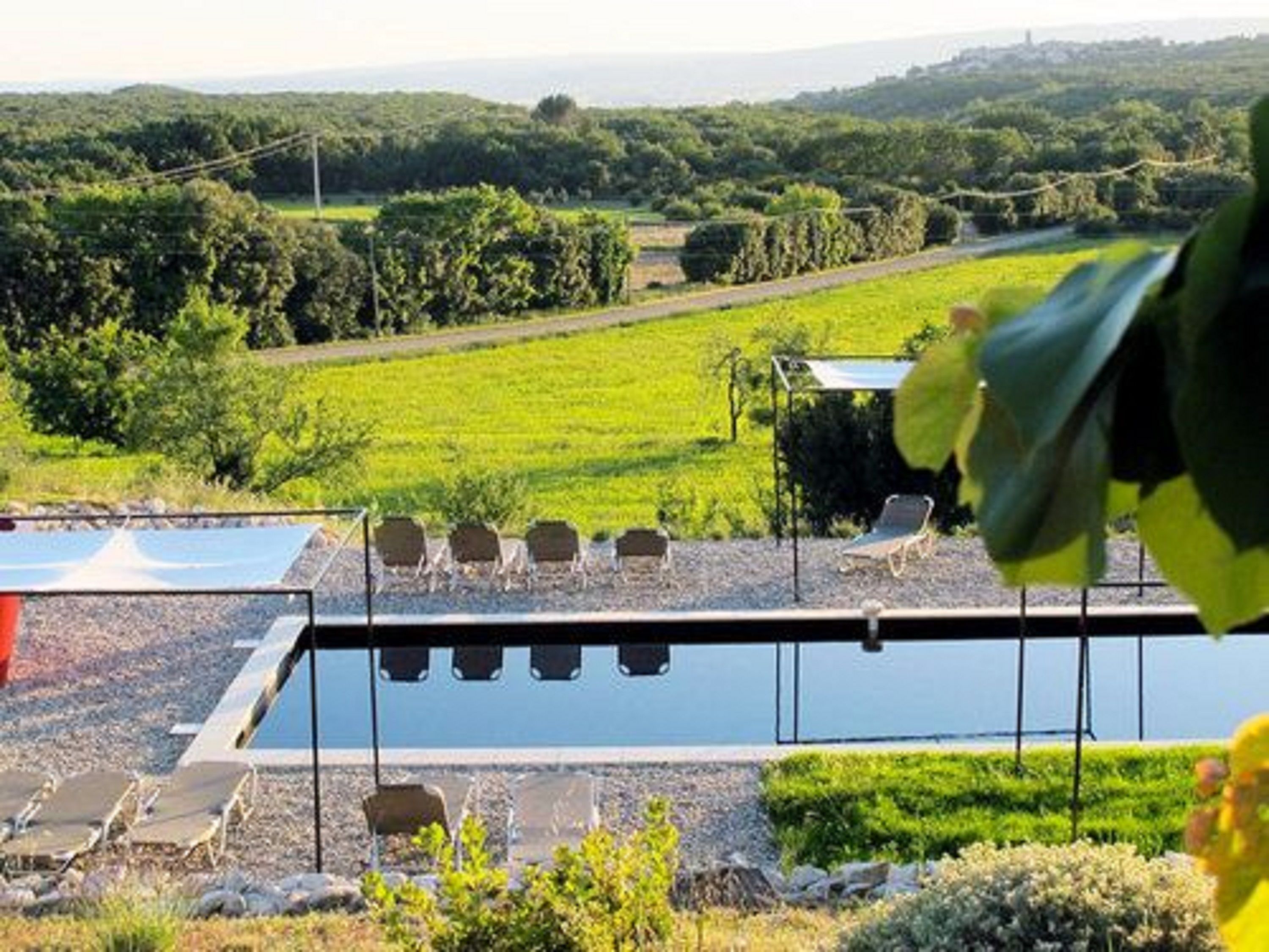 室外泳池；躺椅