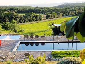 Outdoor pool, pool loungers - Chambres D'hôtes Les Esplanes (La Garde-Adhemar)