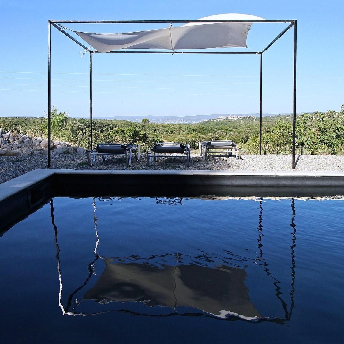 Utendørsbasseng og solsenger