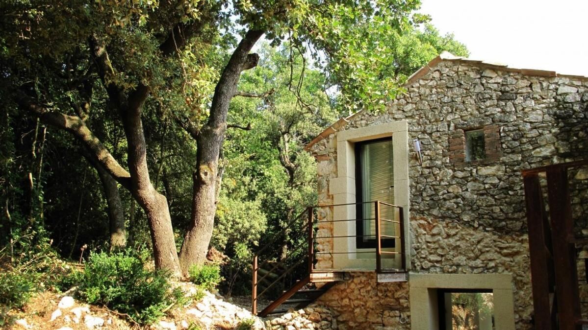 Un bâtiment en pierre doté d’un petit balcon et d’un escalier menant à celui-ci.