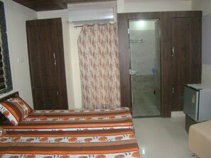 Deluxe Double Room, 1 Double Bed, Non Smoking | 1 bedroom, premium bedding, individually furnished, rollaway beds