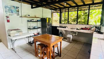 Habitación clásica, no fumadores | Instalaciones de cocina compartidas | Microondas, licuadora, utensilios de cocina y artículos de limpieza