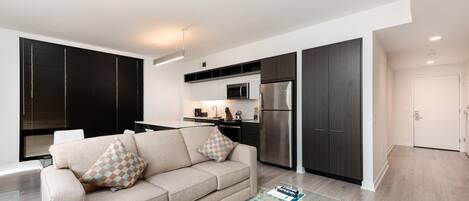 Un apartamento moderno con sala de estar, cocina y baño independiente.