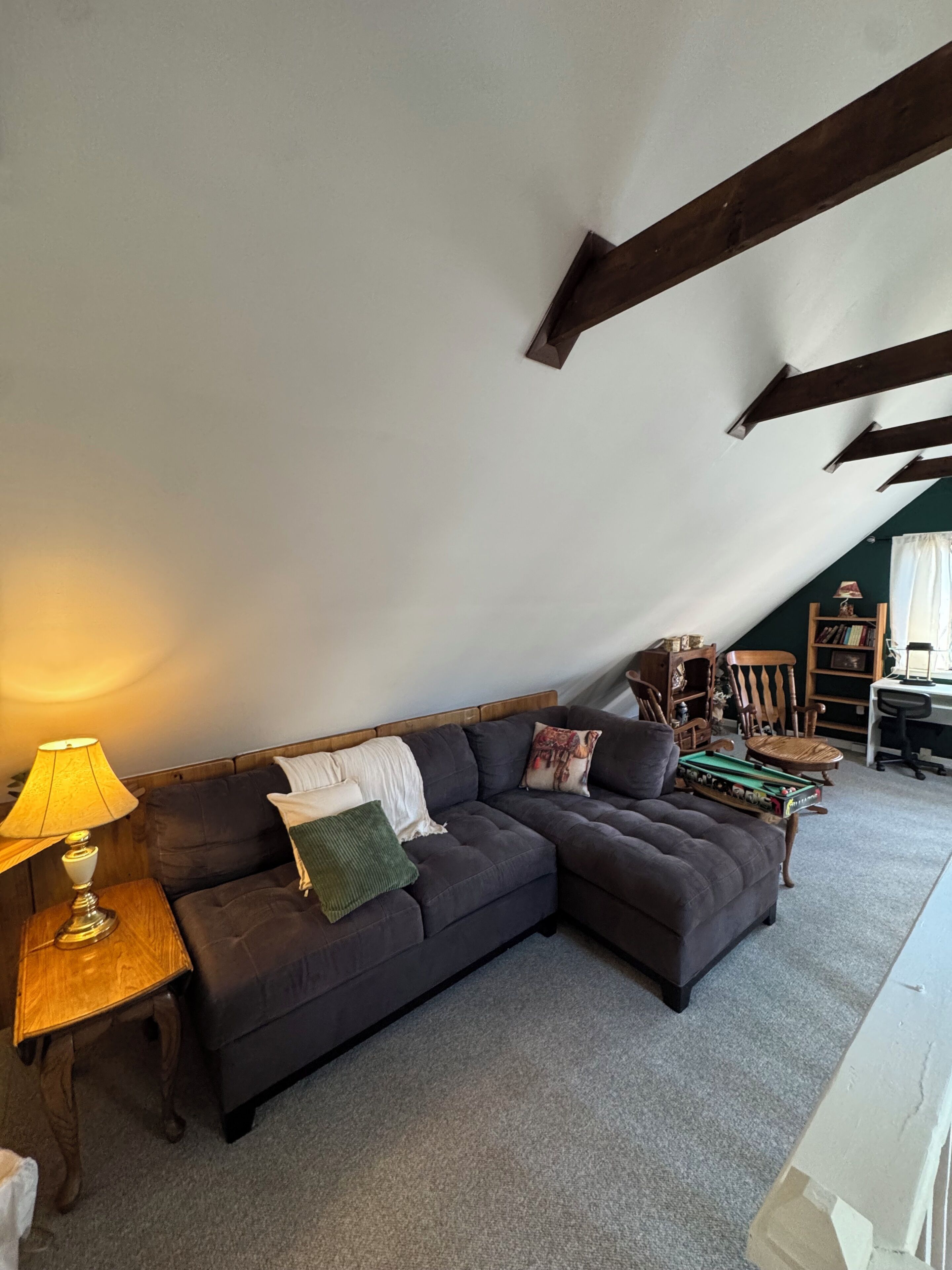 42-Zoll-Fernseher mit Kabelempfang, Kamin, DVD-Player