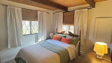 3 bedrooms, individually decorated, individually furnished, desk