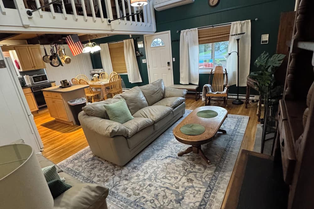 Quiet and Cozy Chalet Retreat - Renovated