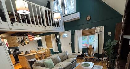 Quiet and Cozy Chalet Retreat - Renovated