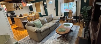 Quiet and Cozy Chalet Retreat - Renovated