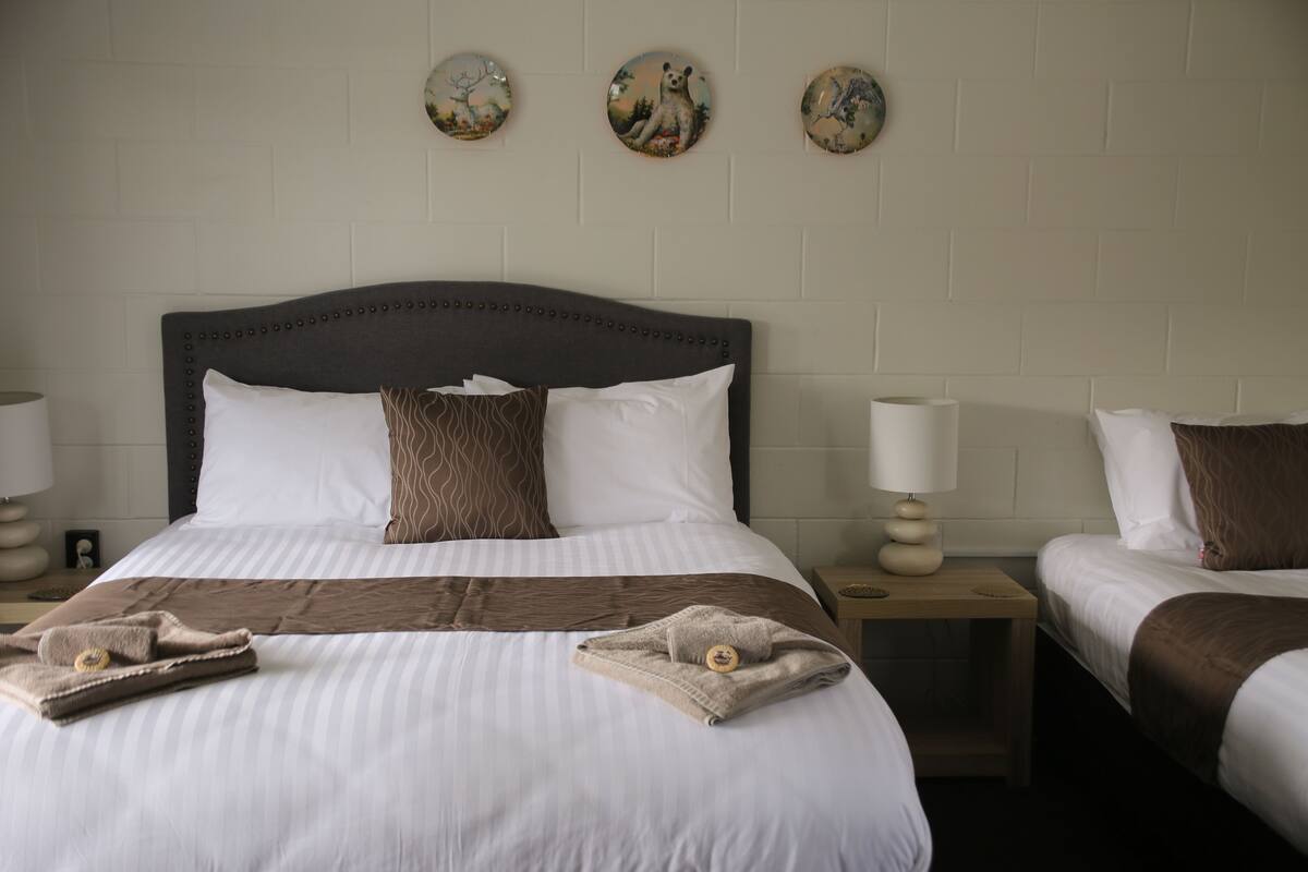 1 habitación, tabla de planchar con plancha y cunas gratuitas