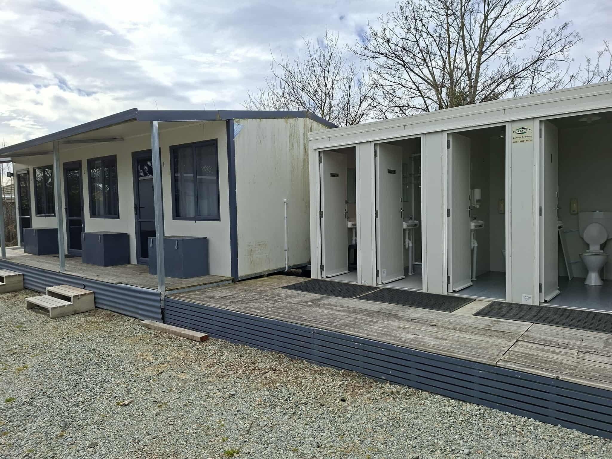 Ilmaiset hygieniatuotteet, hiustenkuivaaja, pyyhkeet, saippua