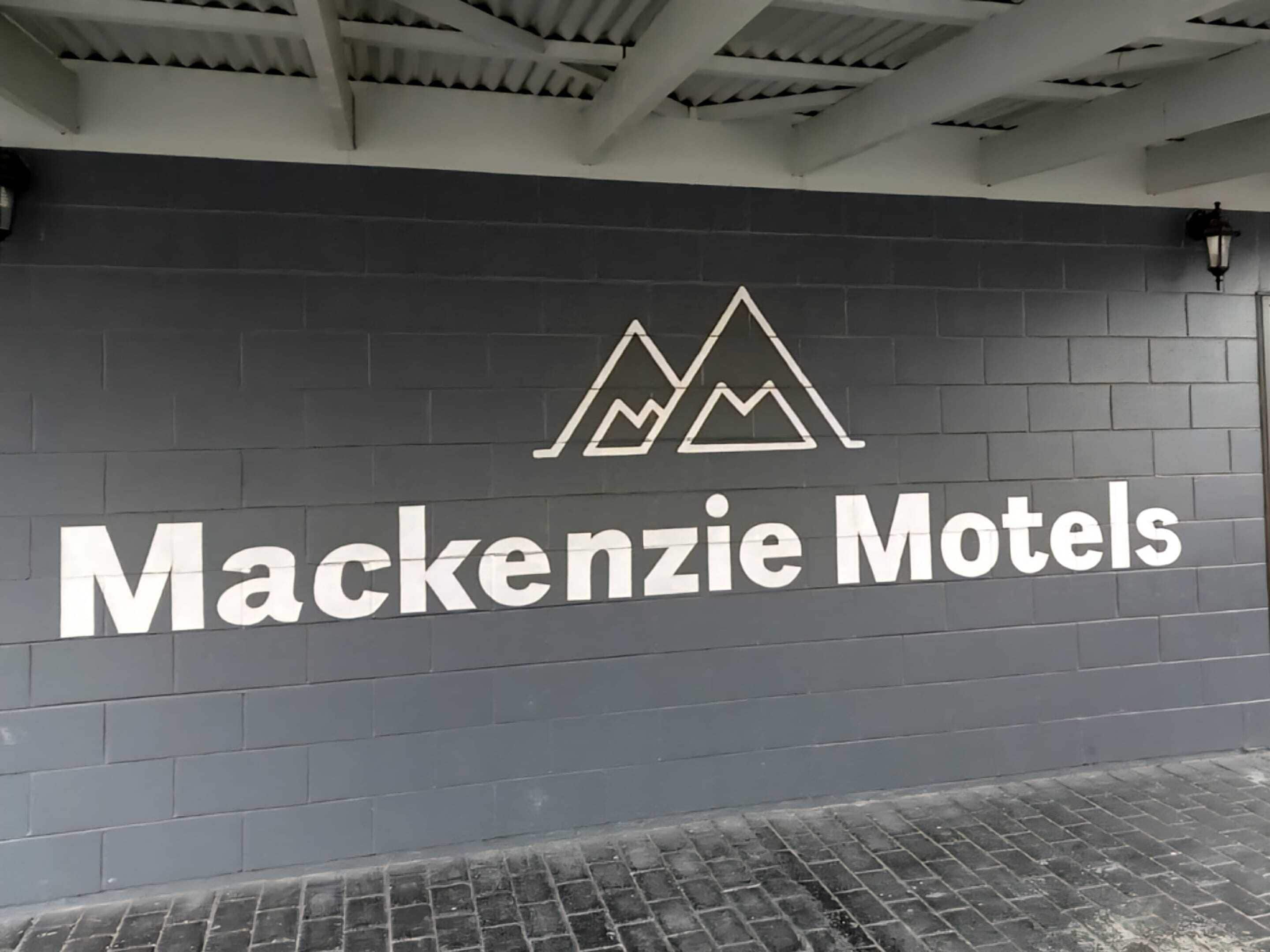 Eine Wand mit dem Logo und dem Namen Mackenzie Motels.