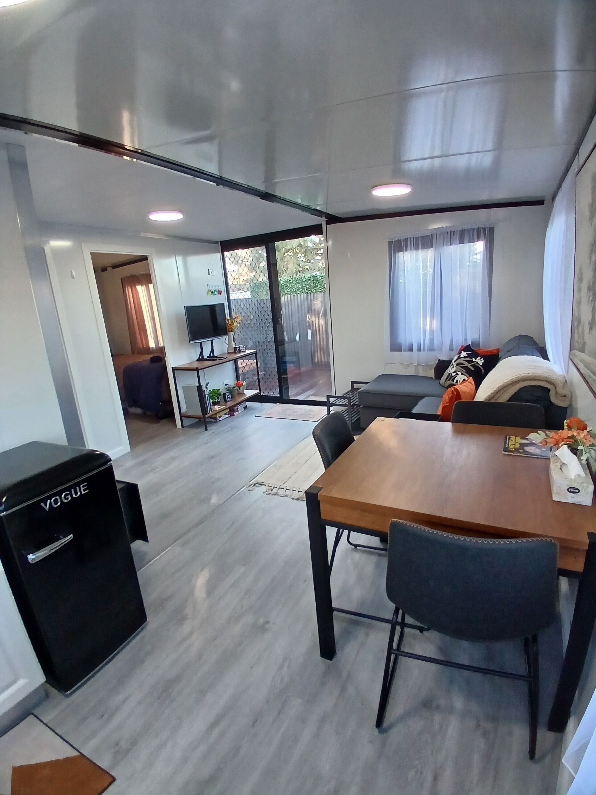 家庭小屋 | 起居区 | 32-英寸智能电视（配备数码频道）