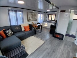 Una sala de estar moderna con un sofá, una mesa de comedor y una chimenea.