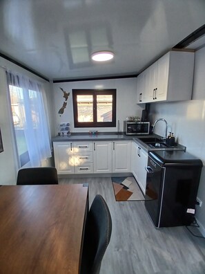 Family Cabin | Private kitchenette | Mini-fridge, microwave, toaster, spices