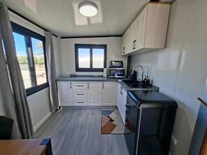 Deluxe Cabin | Private kitchen | Mini-fridge, microwave, toaster, highchair - Mackenzie Motels (Fairlie)