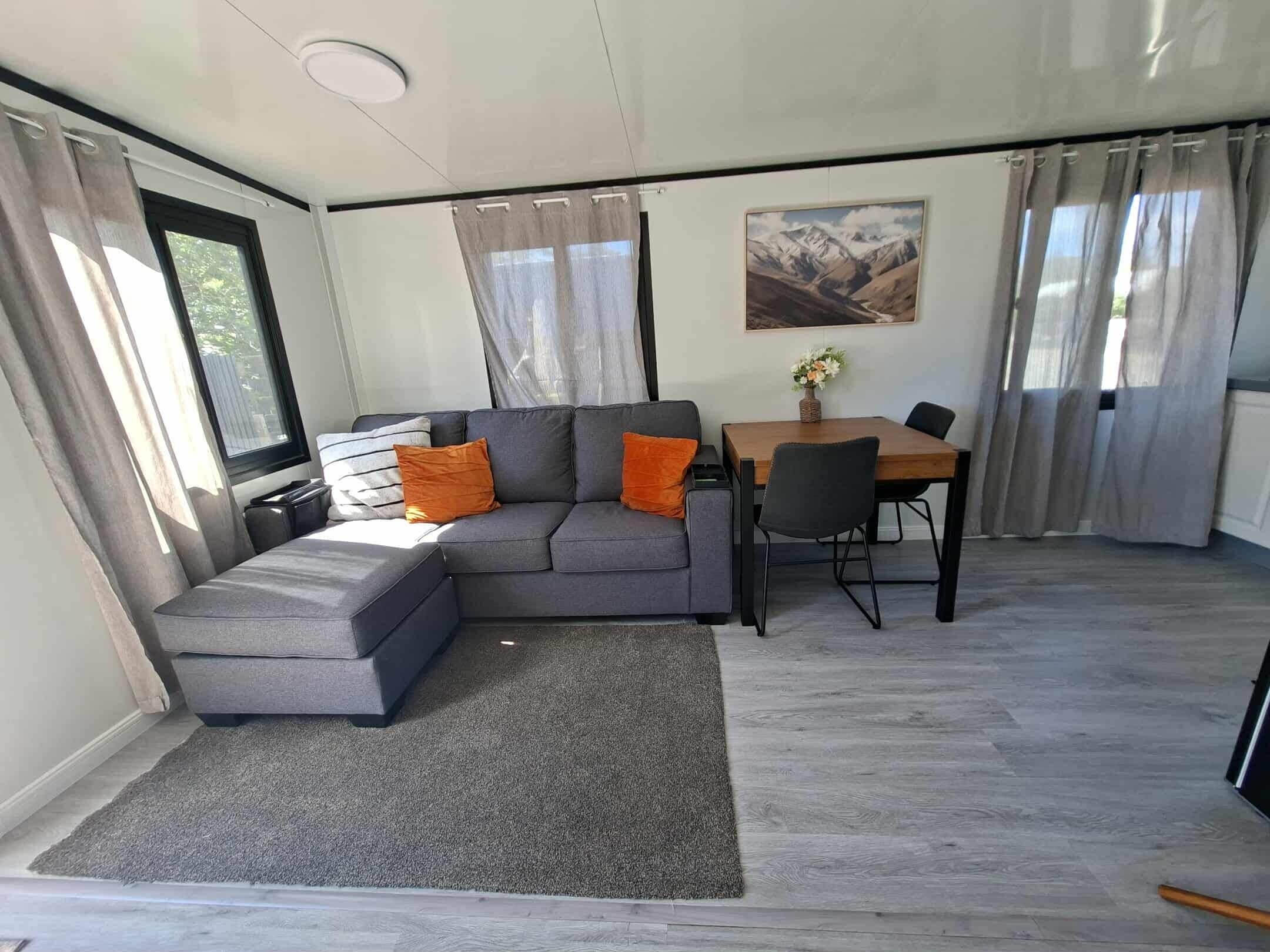 Cabane Deluxe | Coin séjour | TV connectée de 32 pouces avec chaînes numériques