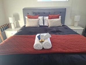 Studio, 1 King Bed (Studio King) | Individually decorated, individually furnished, iron/ironing board - Mackenzie Motels (Fairlie)