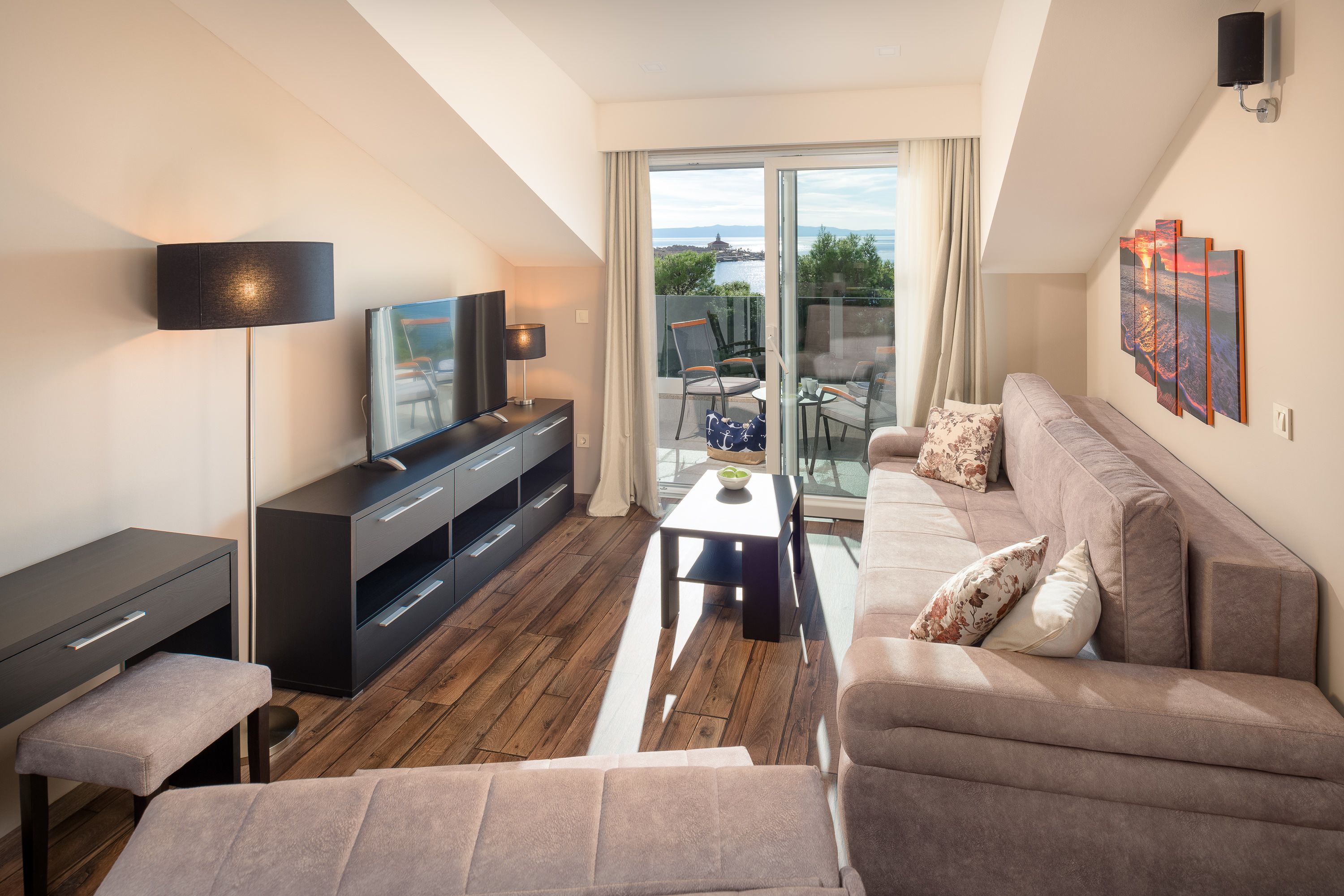 apartment, 2 bedrooms, sea view | living area | 33-inch flat-screen tv with premium tv channels, tv