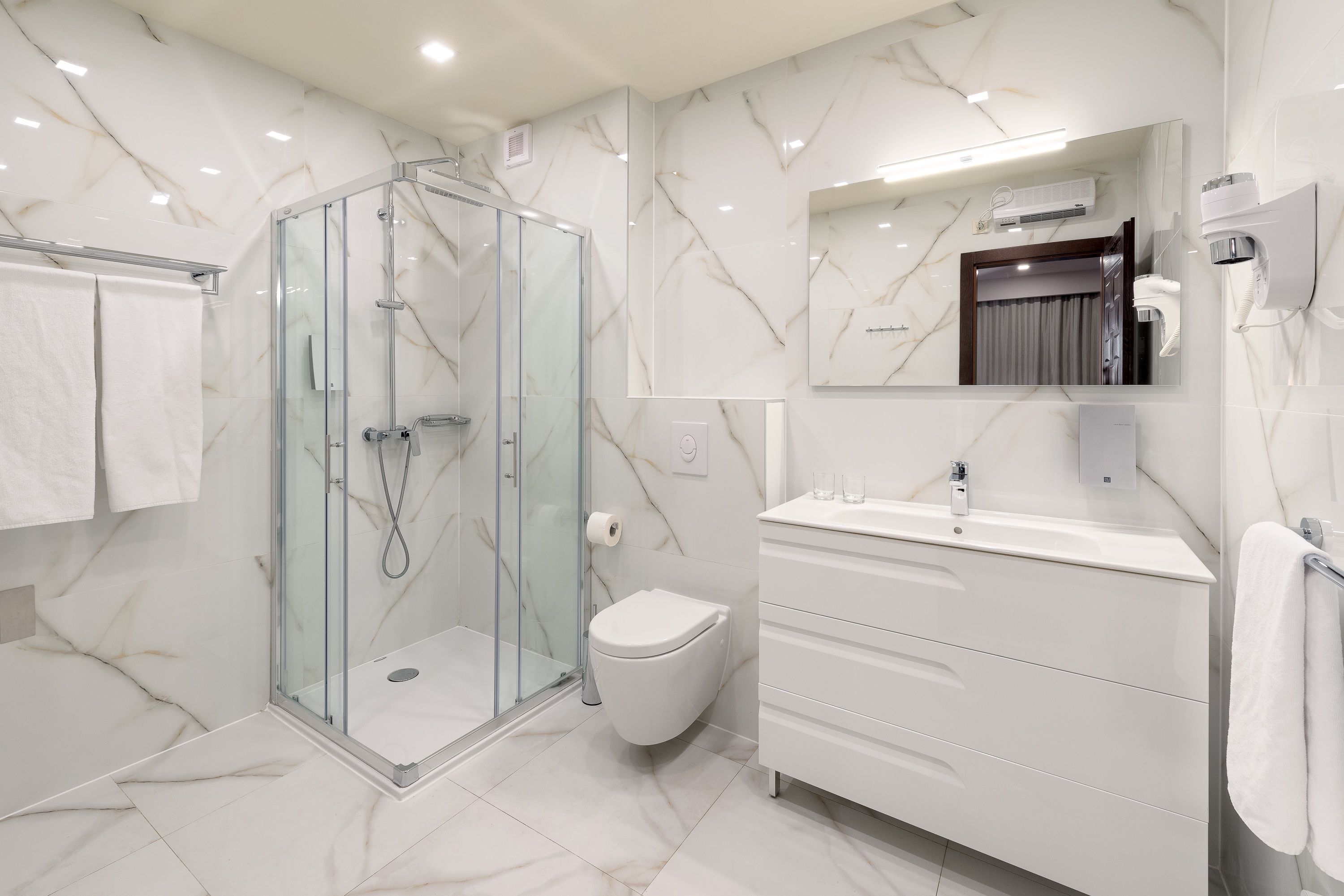 shower, free toiletries, hair dryer, towels