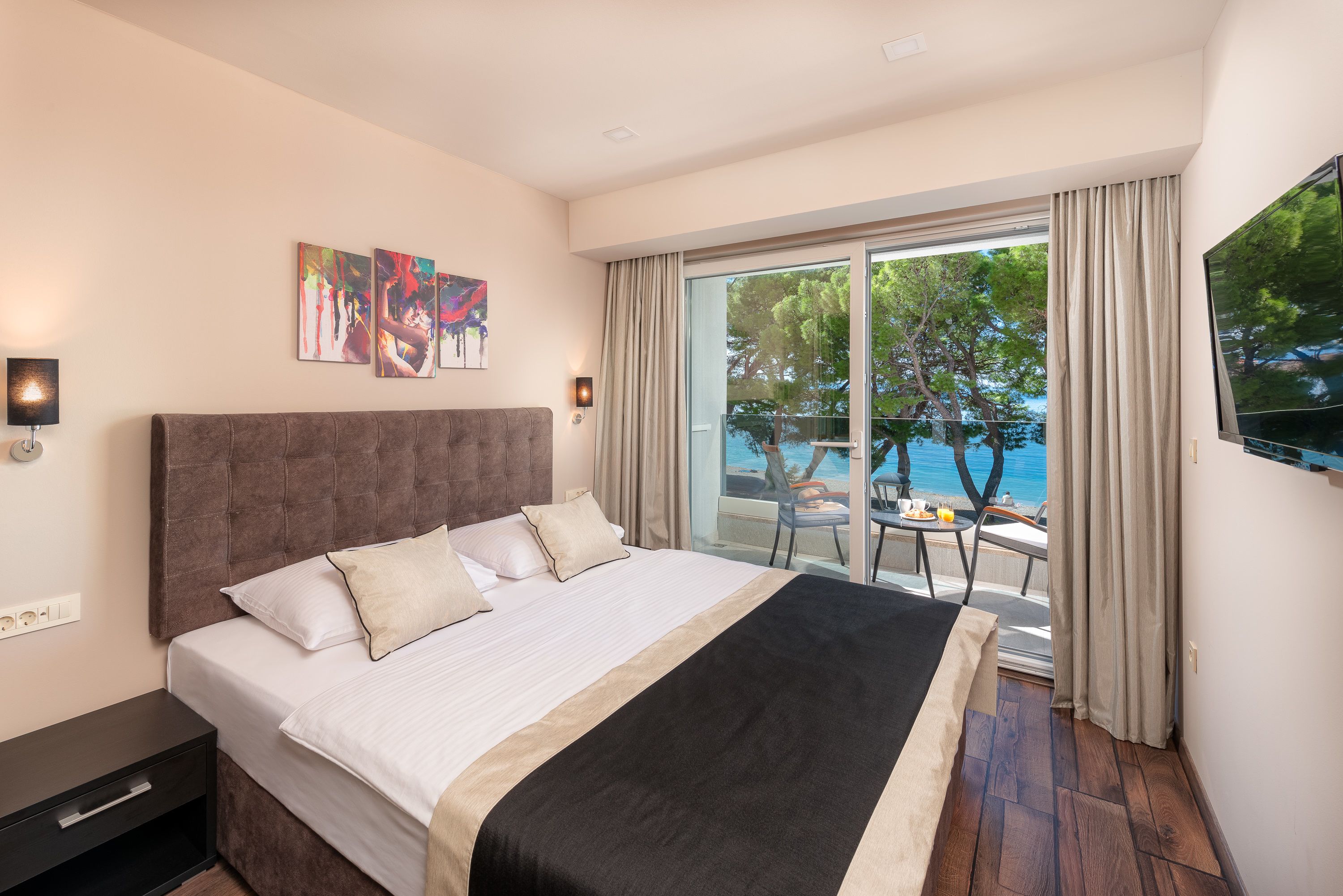 apartment, 1 bedroom, sea view | in-room safe, desk, laptop workspace, soundproofing