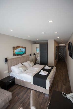 Double or Twin Room, Balcony,Sea View | Caja de seguridad en la habitación y escritorio