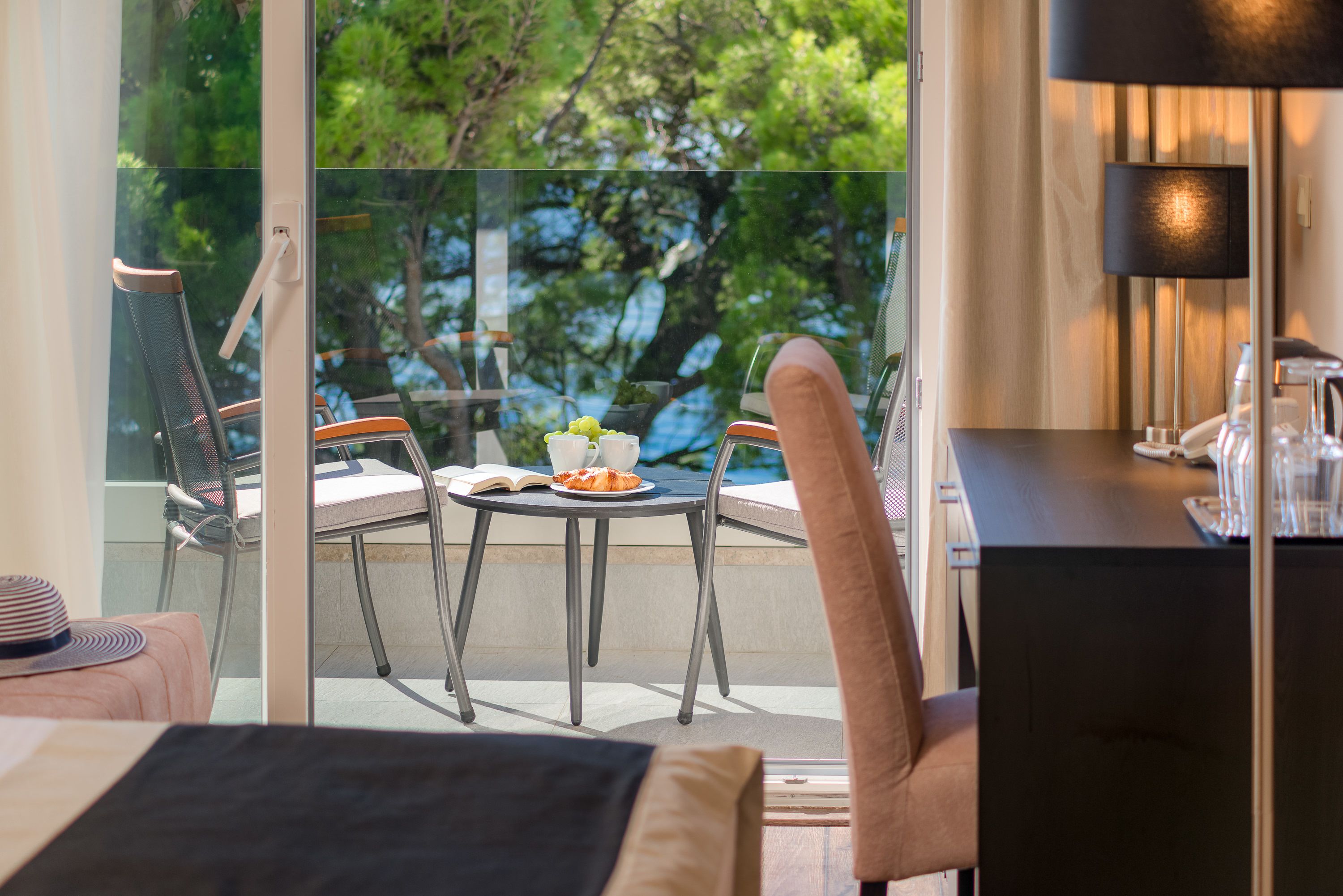 Double or Twin Room, Balcony,Sea View | Caja fuerte, escritorio, espacio para trabajar con un portátil