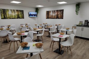 Se ofrece un desayuno bufé (8.5 EUR por persona)