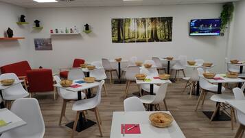 Petit déjeuner buffet (8.5 EUR par personne)