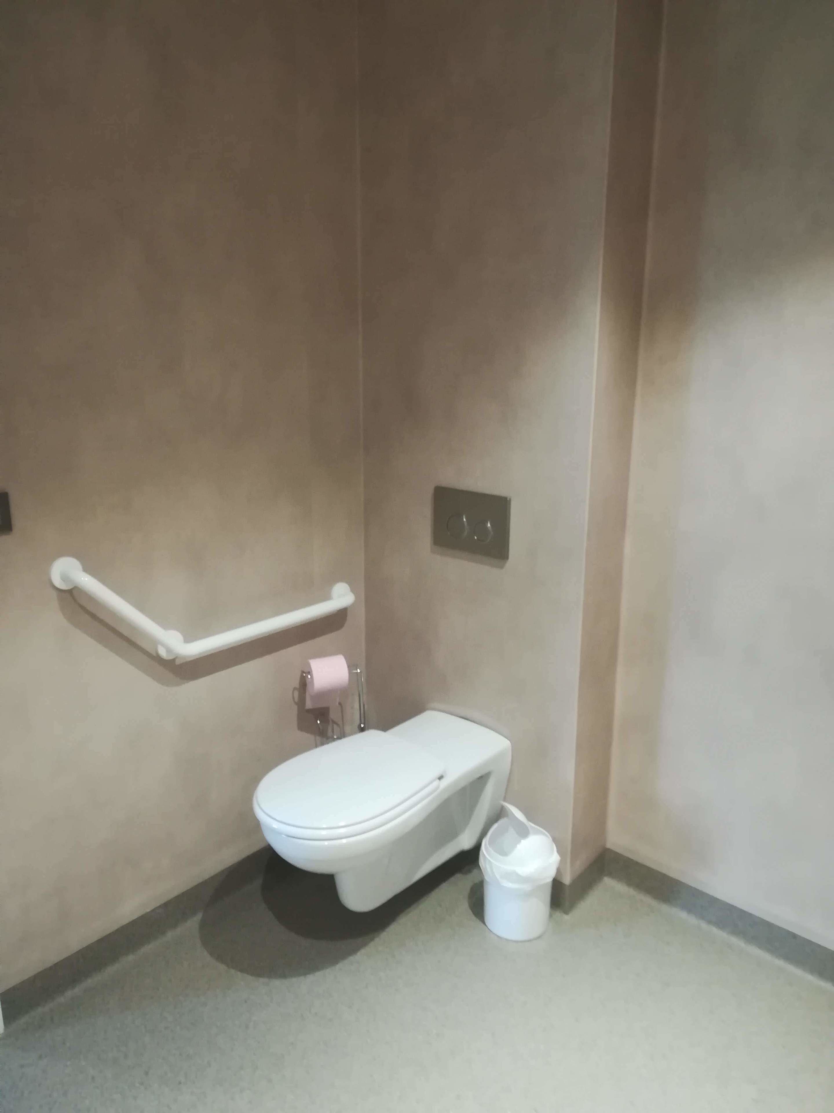 shower, rainfall showerhead, free toiletries, hair dryer