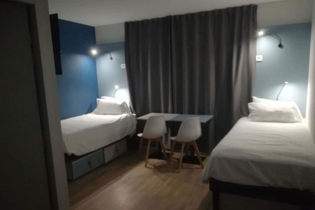 Chambre avec lits jumeaux, 2 lits jumeaux | DĂ©cor unique, ameublement unique, bureau, rideaux dâobscurcissement