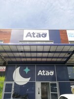 Um Atago Appart'Hotel com um logotipo destacado, área de estacionamento e um elevador visível.