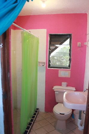 Habitación básica doble, 1 habitación | Baño | Regadera y toallas 