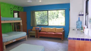 Phòng dành cho gia đình, nhiều giường | Minibar, trang trí khác biệt, trang bị nội thất với thiết kế riêng biệt