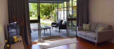 Familjehus - 2 sovrum | Vardagsrum | Platt-tv och en iPod-dockningsstation