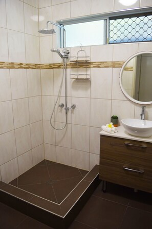 Maison Familiale, 2 chambres | Salle de bain