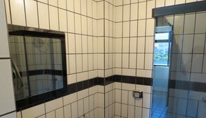 Departamento familiar, varias camas, para no fumadores | Baño | Regadera, secadora de cabello, toallas 