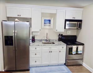 Fridge, microwave, oven, stovetop - SURF SHACK (Cape Canaveral)