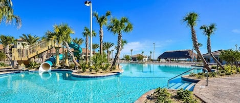 Uppvärmd pool och solstolar