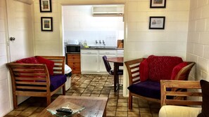 Smart TV, DVD player, videoteca, aparelho de som