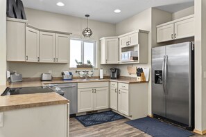 Geladeira, micro-ondas, fogão, cooktop