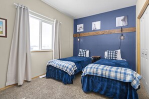 4 bedrooms, iron/ironing board, travel cot, free WiFi - Your small town getaway USA Dillon Montana (Dillon)