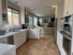 ثلاجة، ميكروويف، فرن، موقد طهي مسطح