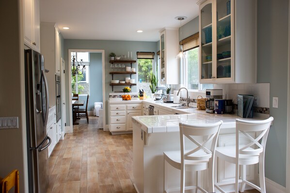 Refrigerador, microondas, horno y parrilla de estufa 