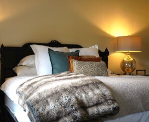 3 bedrooms, desk, iron/ironing board, travel crib