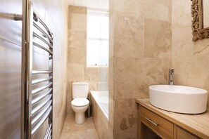 Combined shower/tub, hair dryer, towels